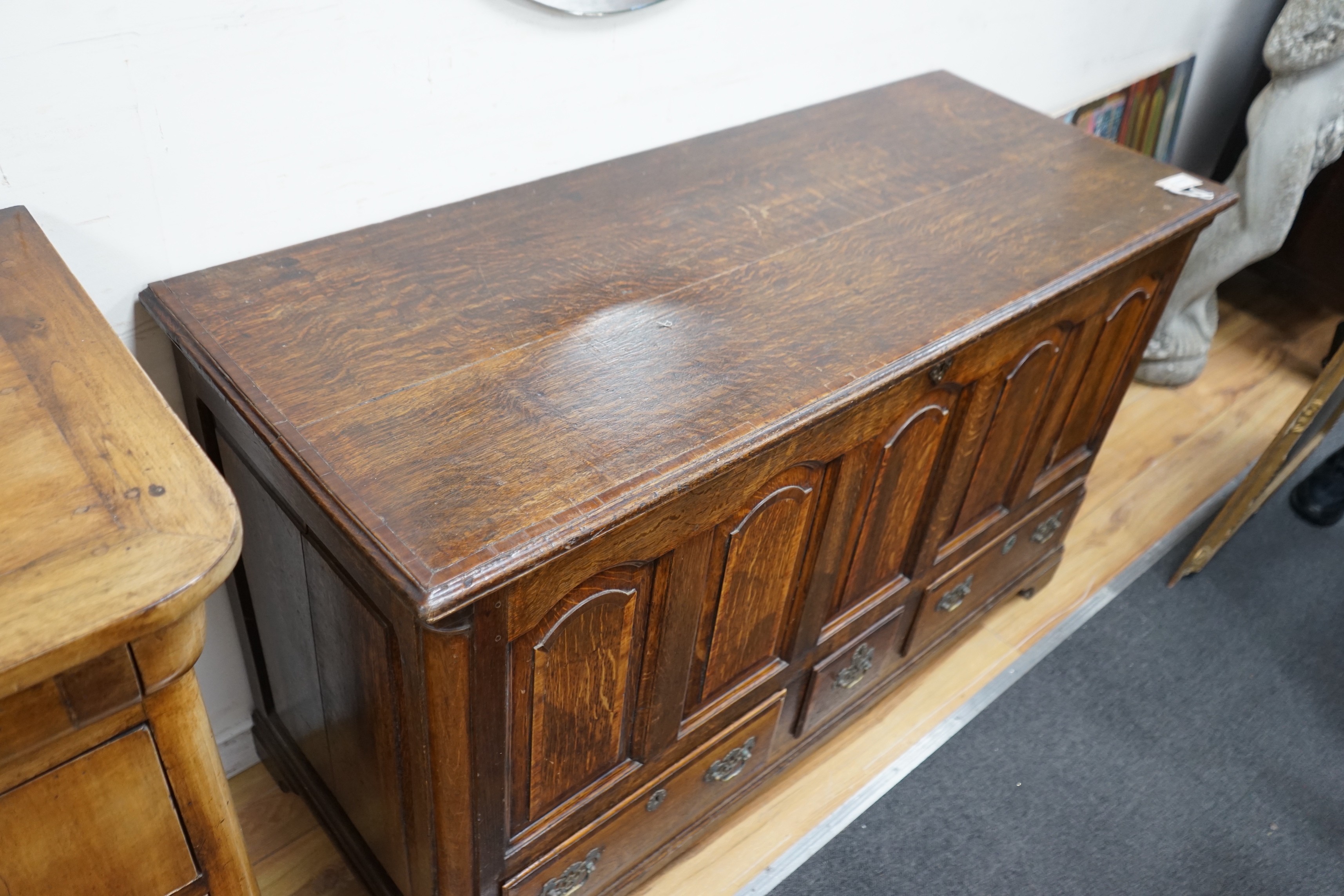 A George III mahogany banded oak mule chest, width 137cm, depth 55cm, height 85cm